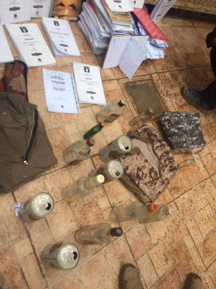 به‌ وێنه‌.. له‌ كارگه‌يه‌كى درووستكردنى چه‌كى داعشدا قوتوى بيره‌ و وێسكى دۆزرايه‌وه‌